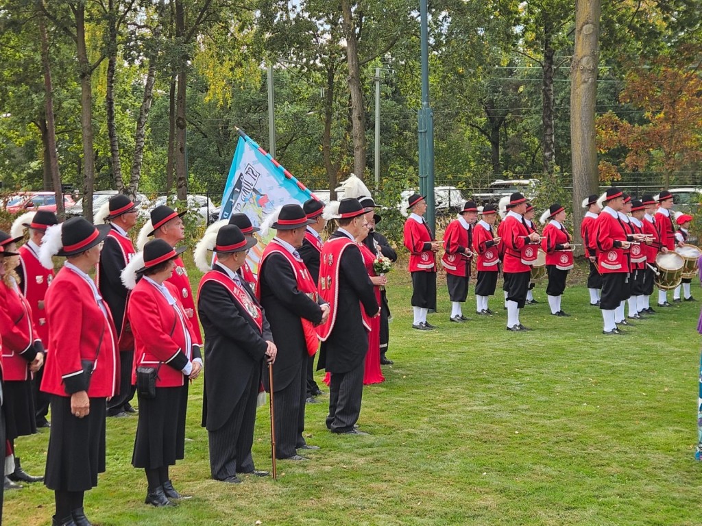 Gilde Maarheeze eert overleden leden met gedenkboom