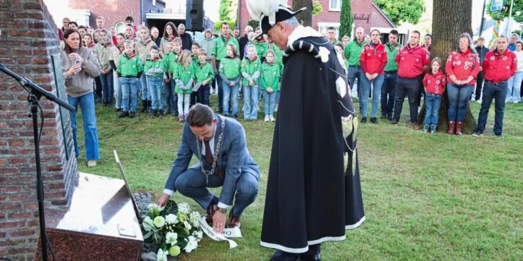 Indrukwekkende dodenherdenking trekt veel belangstellenden op Jan Verheesplein in Maarheeze