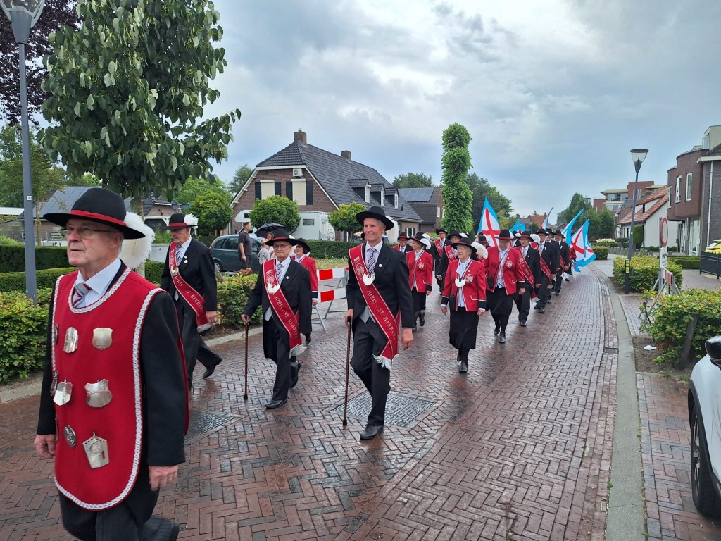 Gilde brengt kermis tot leven met traditie en een nieuwe kermiskoning