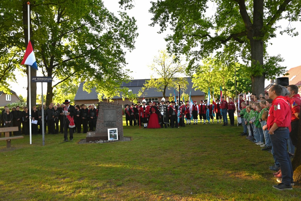 Indrukwekkende dodenherdenking trekt veel belangstellenden op Jan Verheesplein in Maarheeze