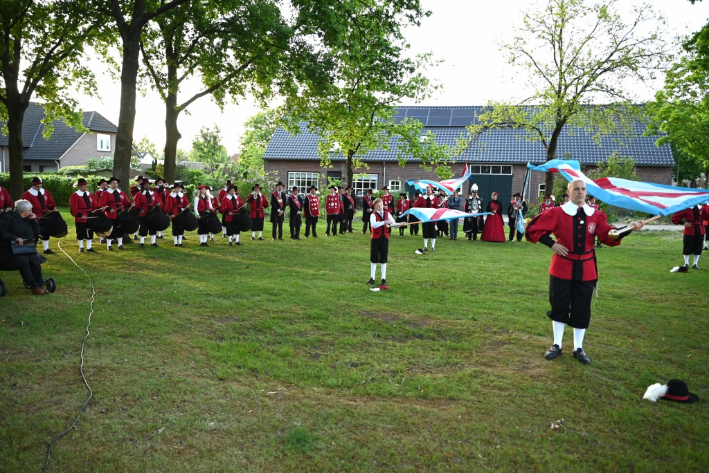 Indrukwekkende dodenherdenking trekt veel belangstellenden op Jan Verheesplein in Maarheeze