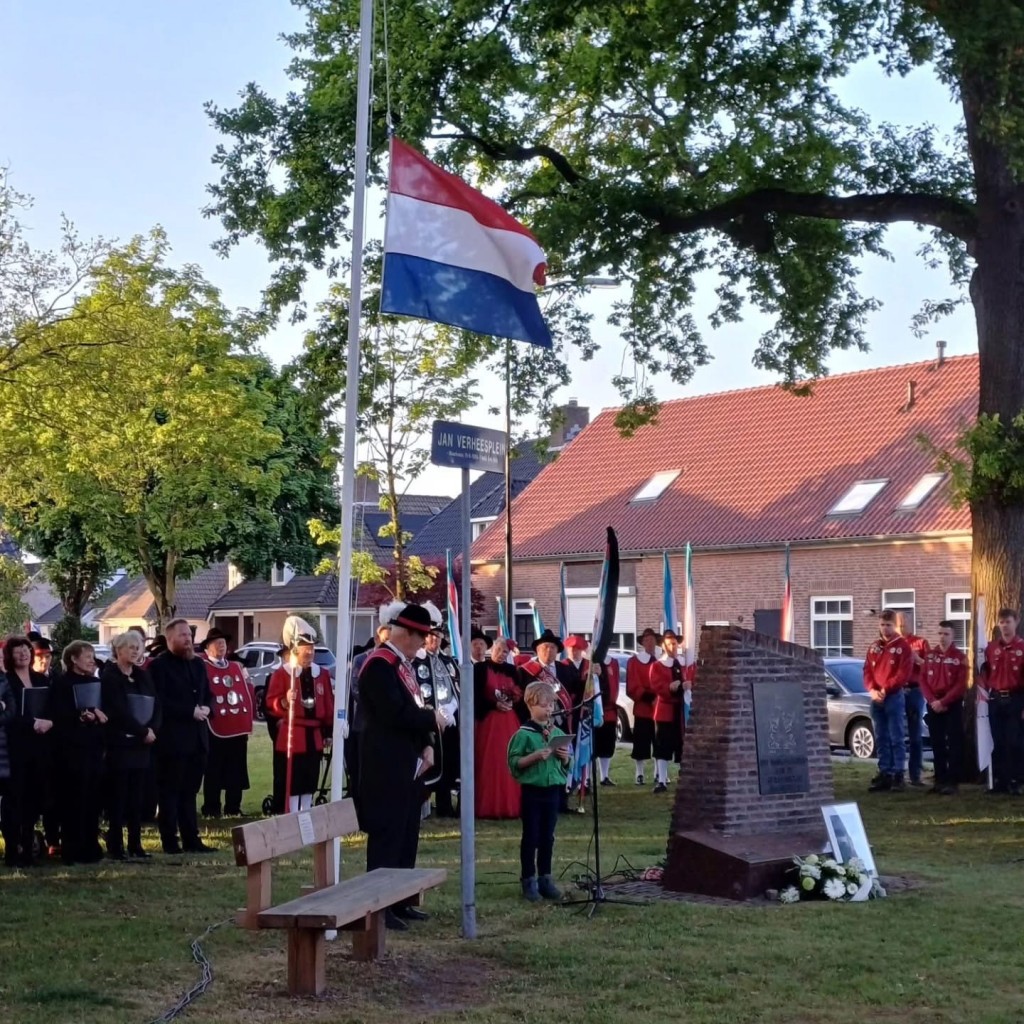 Indrukwekkende dodenherdenking trekt veel belangstellenden op Jan Verheesplein in Maarheeze