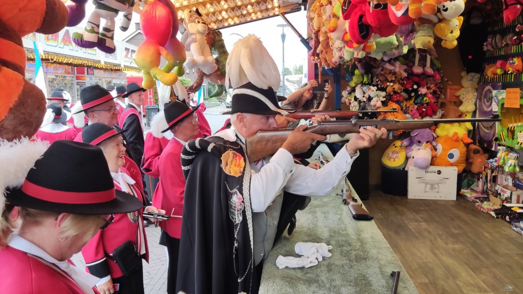 Gilde brengt kermis tot leven met traditie en een nieuwe kermiskoning