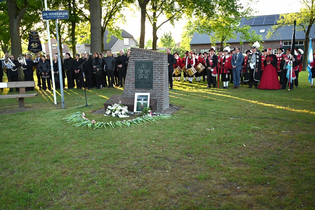 Indrukwekkende dodenherdenking trekt veel belangstellenden op Jan Verheesplein in Maarheeze